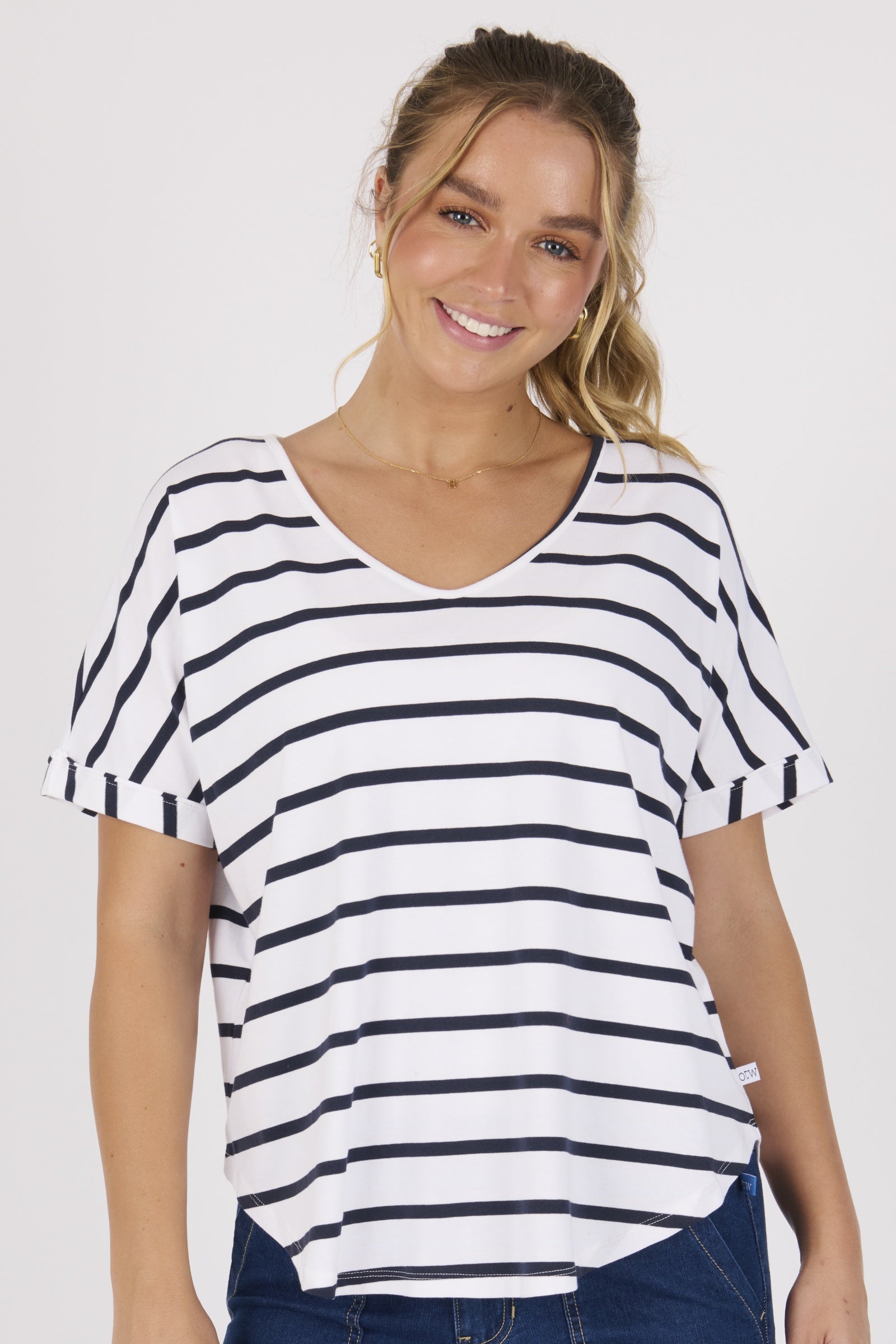 V-Neck Curve Hem Tee - White/Navy