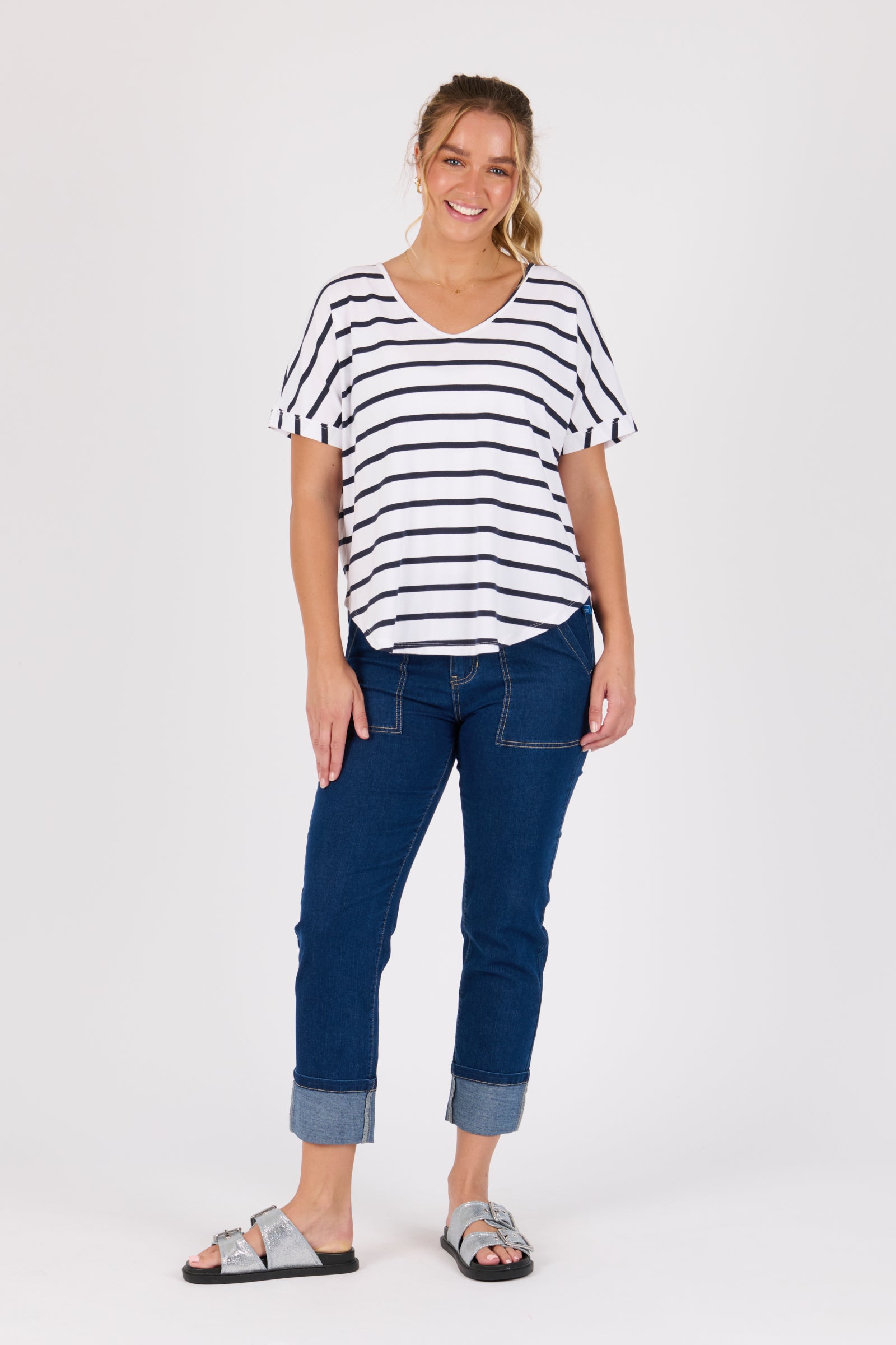 V-Neck Curve Hem Tee - White/Navy
