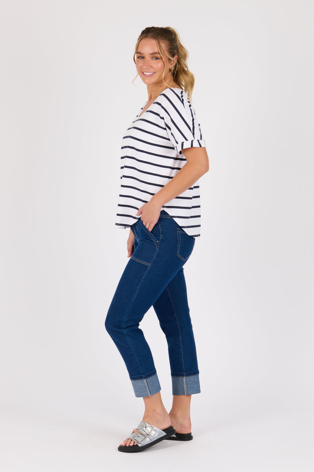 V-Neck Curve Hem Tee - White/Navy