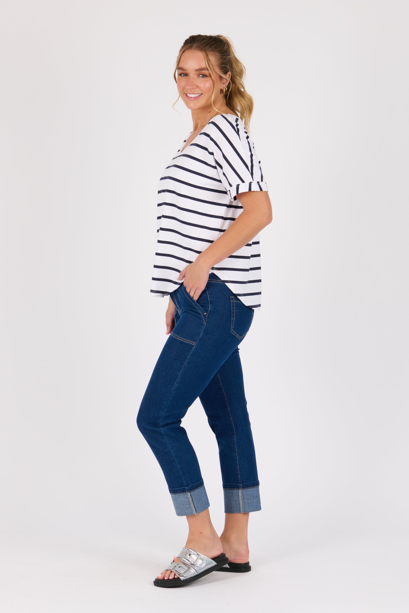 V-Neck Curve Hem Tee - White/Navy